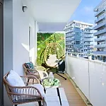 Luxury Riverside With Netflix, Primetv, Ev Parking And 1gbps Wifi アパート ヴロツワフ